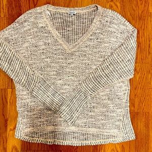 Splendid super soft V neck pink and gray sweater. Size small